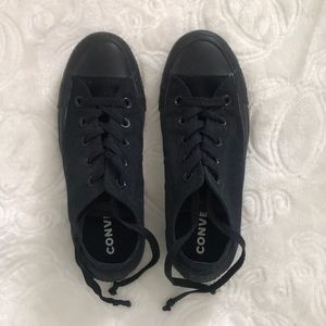 Woman’s Lowtop Converse, size 7